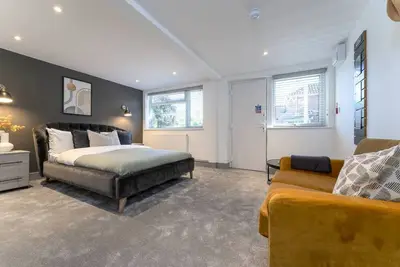 Spacious Studio: Equipped Kitchen, Luxury Bathroom