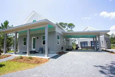 Image de 1-min to Beach! Starry Night - Resort Pool, Dog Friendly!