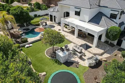 Image de 2 Separate Game Rooms, Heated Pool, Spa, Basket Ball, Putt-Putt, Trampoline!