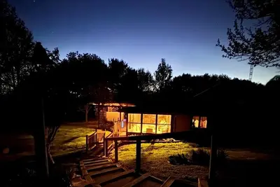 Image de Secluded house built into the earth. Wildlife, pet friendly, fishing, hot tub, Wi-Fi!