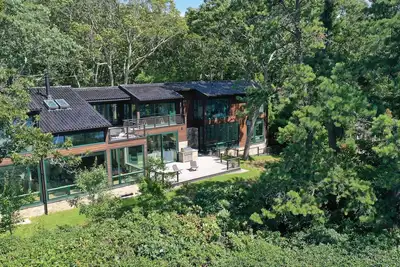 Image de Spectacular un Hamptons Hideaway w Grand piano and sunsets over freshwater lake