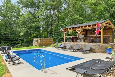 Image de Less than 3 miles to Dollywood swimming pool hot tub tiki bar game room and more