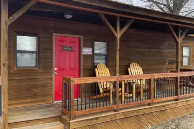 Image de Buffalo River Cabin has 1 bedroom with queen size bed, 1 twin bunk bed in hallway, 1 futon in main l