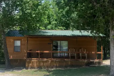 Image de Serenity Falls Cabin includes 2 bedrooms (1 with a queen size bed and 1 with a full size bed), 1 fut