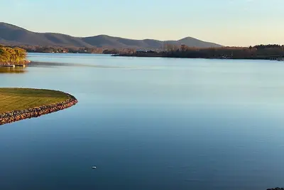 Image de Sml Paradise Lake Front!