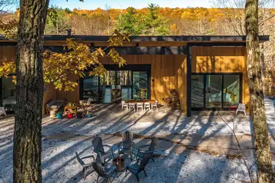 Image de Secluded modern cabin with private creek, picnic area, and chef's kitchen