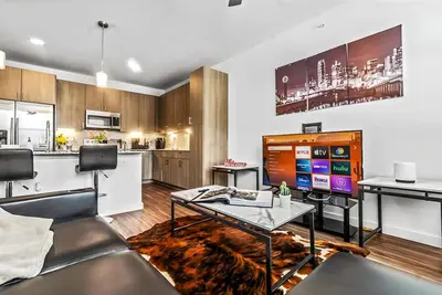 Image de Stylish Dallas apartment near hot spots with modern decor and amenities.