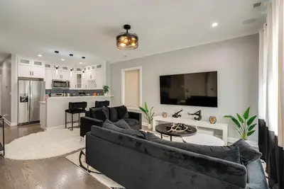 Image de 5 Mi to Dtwn Chicago: Newly Built Condo