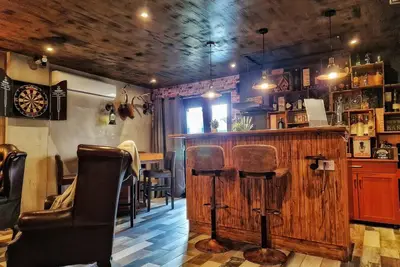 Image de Where Good Times Await: Stay and Play at Our Charming Pub Guest House!