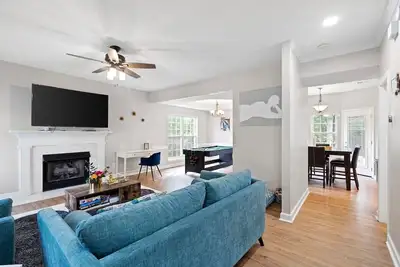 Image de Luxe • Sleek 4br Paradise  Near Uptown w/ Games & Grill