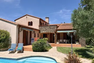 Image de Villa Laroque avec piscine chauffée, vue montagne, village charmant, plage 10km
