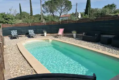 Image de Logement avec piscine et terrasse ombragée