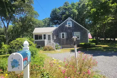 Image de Cape…on the Cape! Cute home near beach and center of town. Beach pass included.