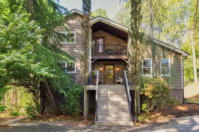 Image de Lake Cabin! Private Dock/Hot Tub/8 Beds/Pool Table/Ping Pong Table\n