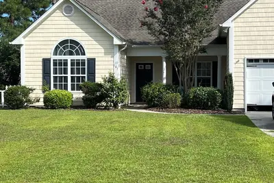 Image de Cozy Coastal Retreat - Dog friendly! 20% off/28-day rental for June and July