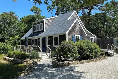 Image de Chappy Cottage designed for the vacationer. Patio, outdoor shower, grill