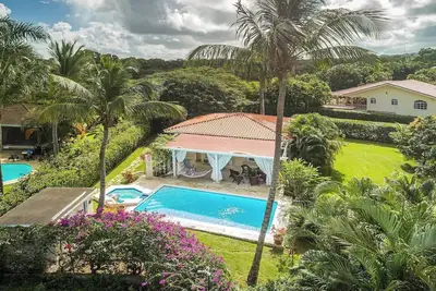 Stunning, 2bd Oasis\/ Large Pool