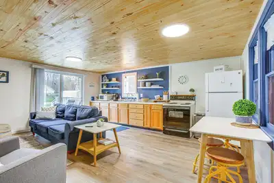 Image de Cozy Wellston Cabin - Walk to Crystal Lake!