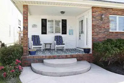 Cozy Cape Cod 1 Block From The Beach! !