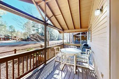 Image de Forested townhome with flex loft, fireplace, outdoor dining, deck - near golf