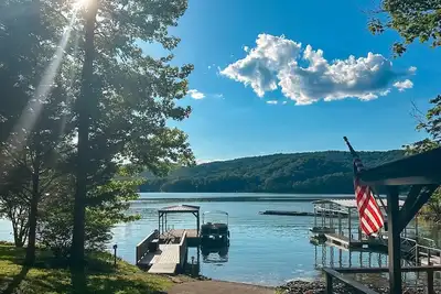 Image de Waterfront living with private dock, private boat launch, kayaks & firepit