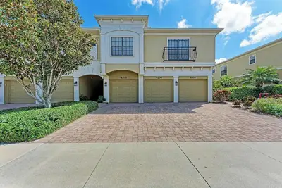 Image de Beautiful condo, great location with community pool, gym and playground!