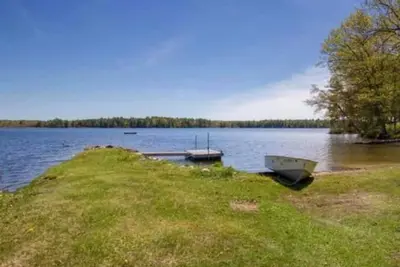 Image de Waterfront, dog-friendly home on Damariscotta Lake with sunrise view