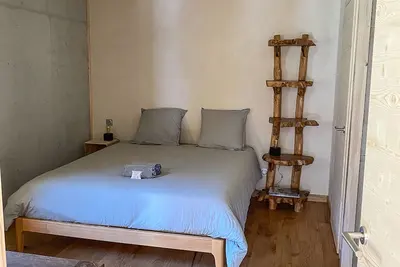 Image de Gîte pour 2 à 4 p. entouré de verdure et montagne