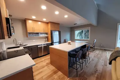 Image de Downtown Furnished Townhome, 9+ months min