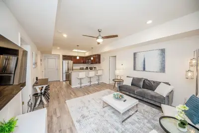 Image de 3k ~Spacious Cozy 2 Bedroom Condo in a Lifestyle Center.