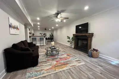 Image de Centrally Located 2 Bed, 1 Bath Travel Inspired Sanctuary, 5 Minutes to Downtown