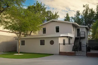 Image de Updated 3br apt with parking and mini golf