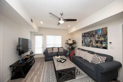 Image de 2j ~Charming Private Condo Unit in a unique Gated Complex