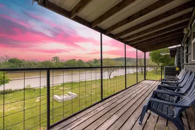 Image de Brazos River Treehouse: \nWaterfront/Outdoor Activities/Firepit/Hammock/Pets