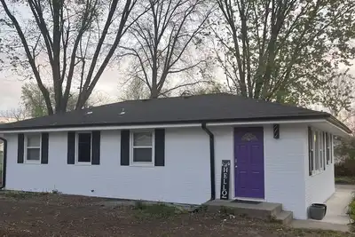Image de Kimball Ave makes commuting easy & Close to Ksu Stadium!