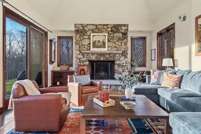 Image de Ipswich Riverfront Lodge / Horse Friendly Barn+Paddocks / Kayak+Canoe/ Sleeps 10