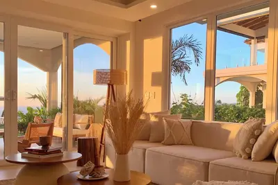 Image de Bali-style luxury condo with stunning Pacific Ocean views.