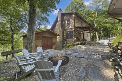 Image de Cozy Mountain Cabin with Fenced Yard and Hot Tub! Dogs Welcome!