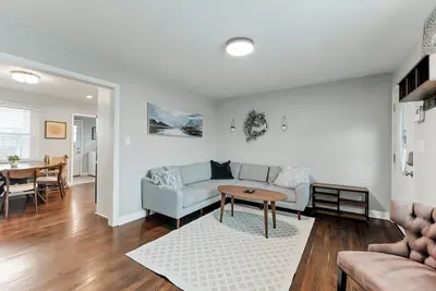 Image de 4 Br Central Home + Game Room + Dog Friendly + Family Amenities!