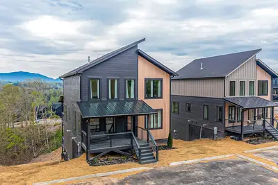 Image de Upscale home w/ theater, private indoor pool, hot tub, & free attraction tickets