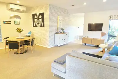 Image de Modern Family Oasis in Clive \nSpacious fully furnished 3 bdrm home w/ Ac.