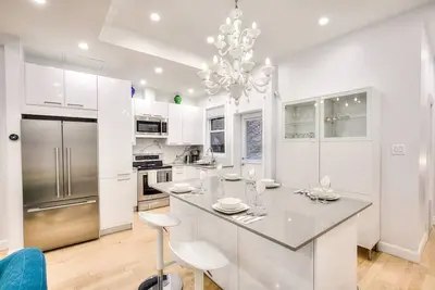 Image de Downtown`s Big Groups & Big Adventures Townhouse! Nightlife and downtown center!