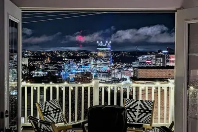 Image de ★ HostWise Stays ★ Skyline City Views & Rooftop Bar at Mt. Washington