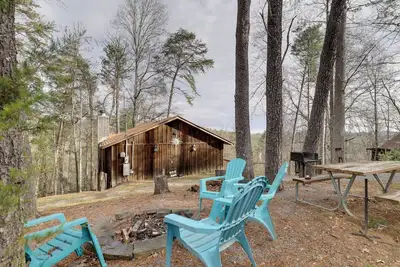 Image de 9 Mi to Dollywood: Smoky Mtn Couple’s Retreat!