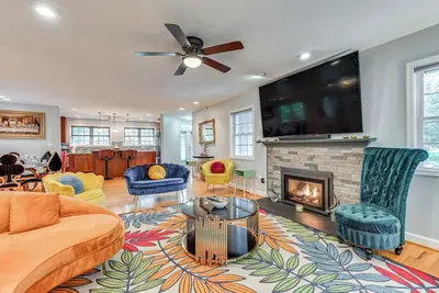 Image de 14 Mi to Dc: Retreat w/ Patio & Sunroom!