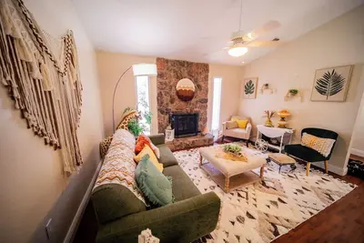 Image de Boho Beach Haven - 10 Minutes From The Beach - Pet Friendly, Fire Pit & Hammock