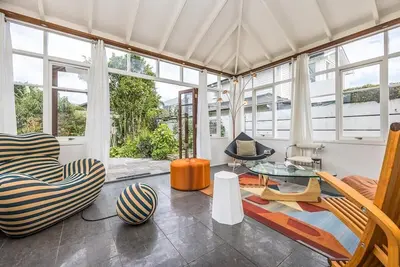 Image de Charming art-deco 3 Bdrm  bungalow in city-fringe