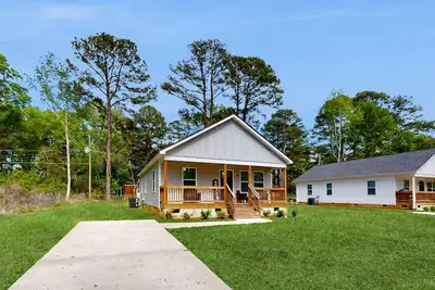 Image de Dog & snowbird-friendly home near downtown Columbia with front porch, W/D, & Ac