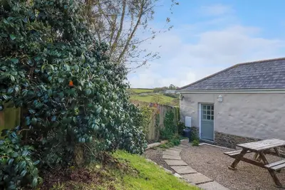 Sunlight Cottage, pet friendly, with a garden in Truro