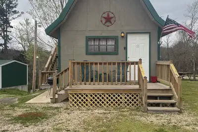 Image de Hogan's Hideout Americana Cozy Cabin with Hot Tub